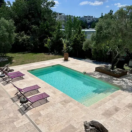 Location Saisonniere 1 *